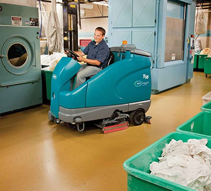 Czyszczenie powierzchni w sezonie zimowym – postaw na profesjonalne szorowarki z fotelem dla operatora - Tenrent polska Czyszczenie powierzchni w sezonie zimowym – postaw na profesjonalne szorowarki z fotelem dla operatora