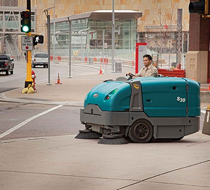 Mycie i doczyszczanie obiektów przemysłowych i logistycznych – jak dobrać odpowiednie maszyny i technologię? - Tenrent polska Mycie i doczyszczanie obiektów przemysłowych i logistycznych – jak dobrać odpowiednie maszyny i technologię?