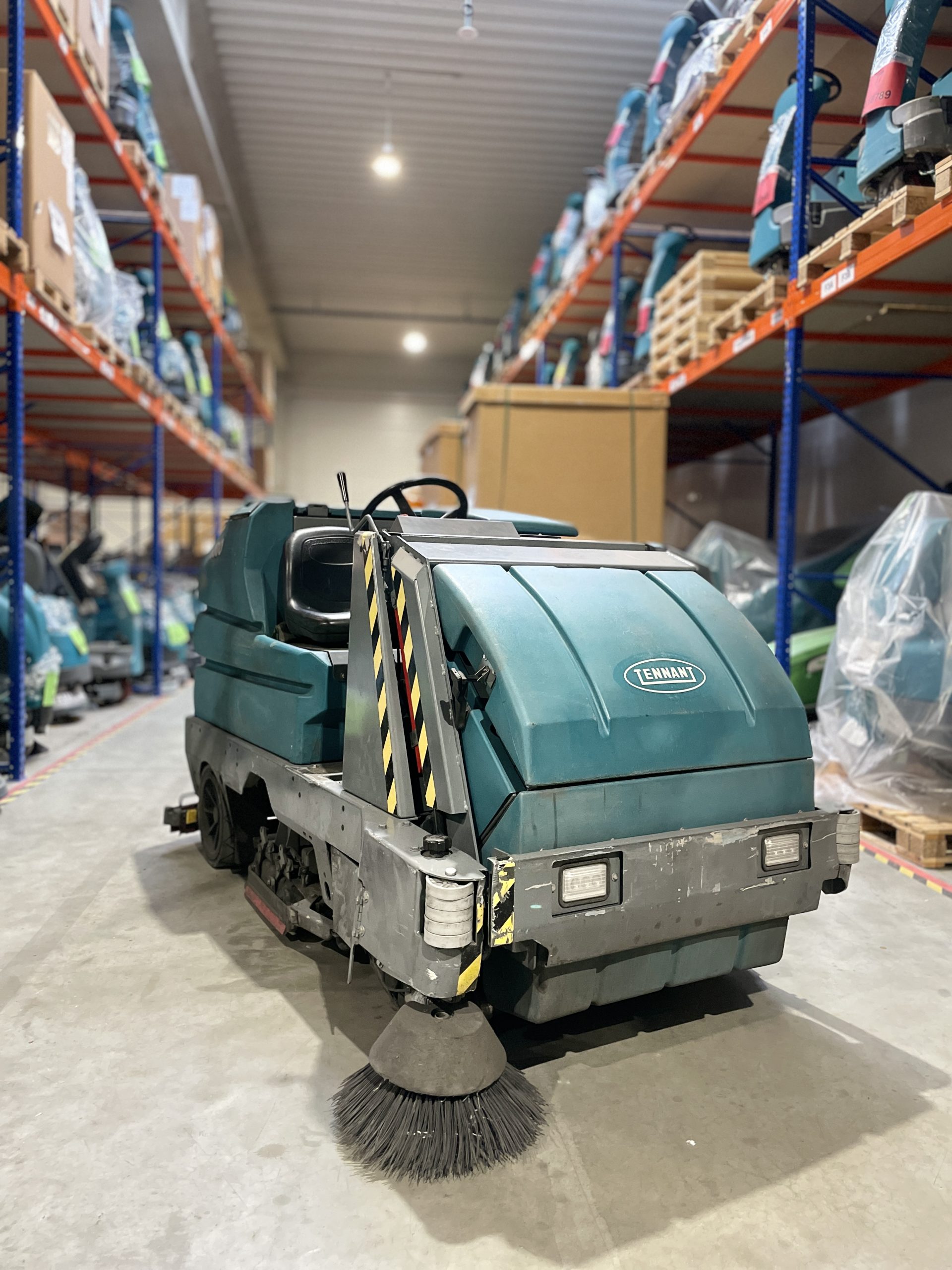 8300 BATTERY RIDER SWEEPER-SCRUBBER 8300 BATTERY RIDER SWEEPER-SCRUBBER