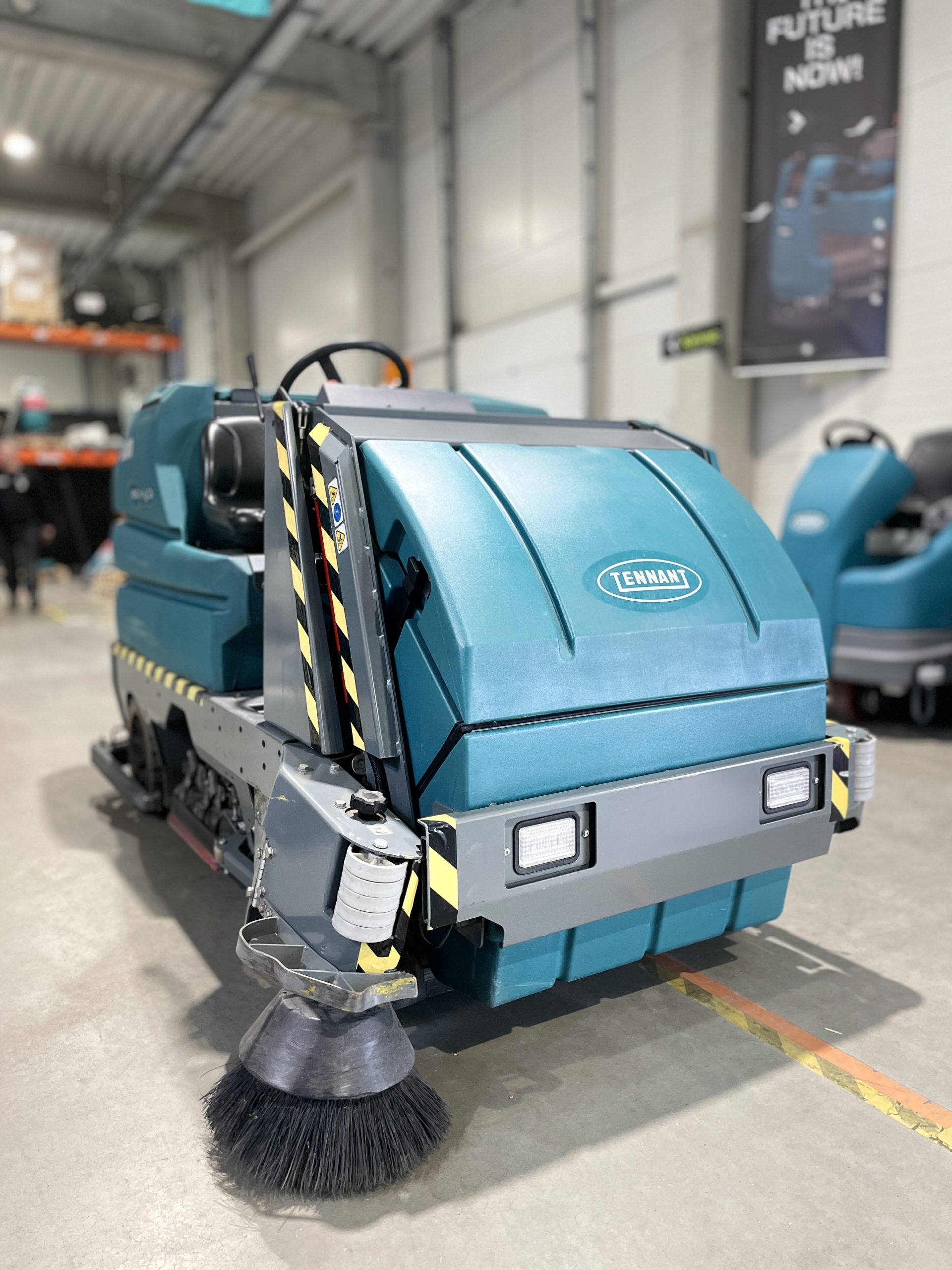 8300 BATTERY RIDER SWEEPER-SCRUBBER 8300 BATTERY RIDER SWEEPER-SCRUBBER