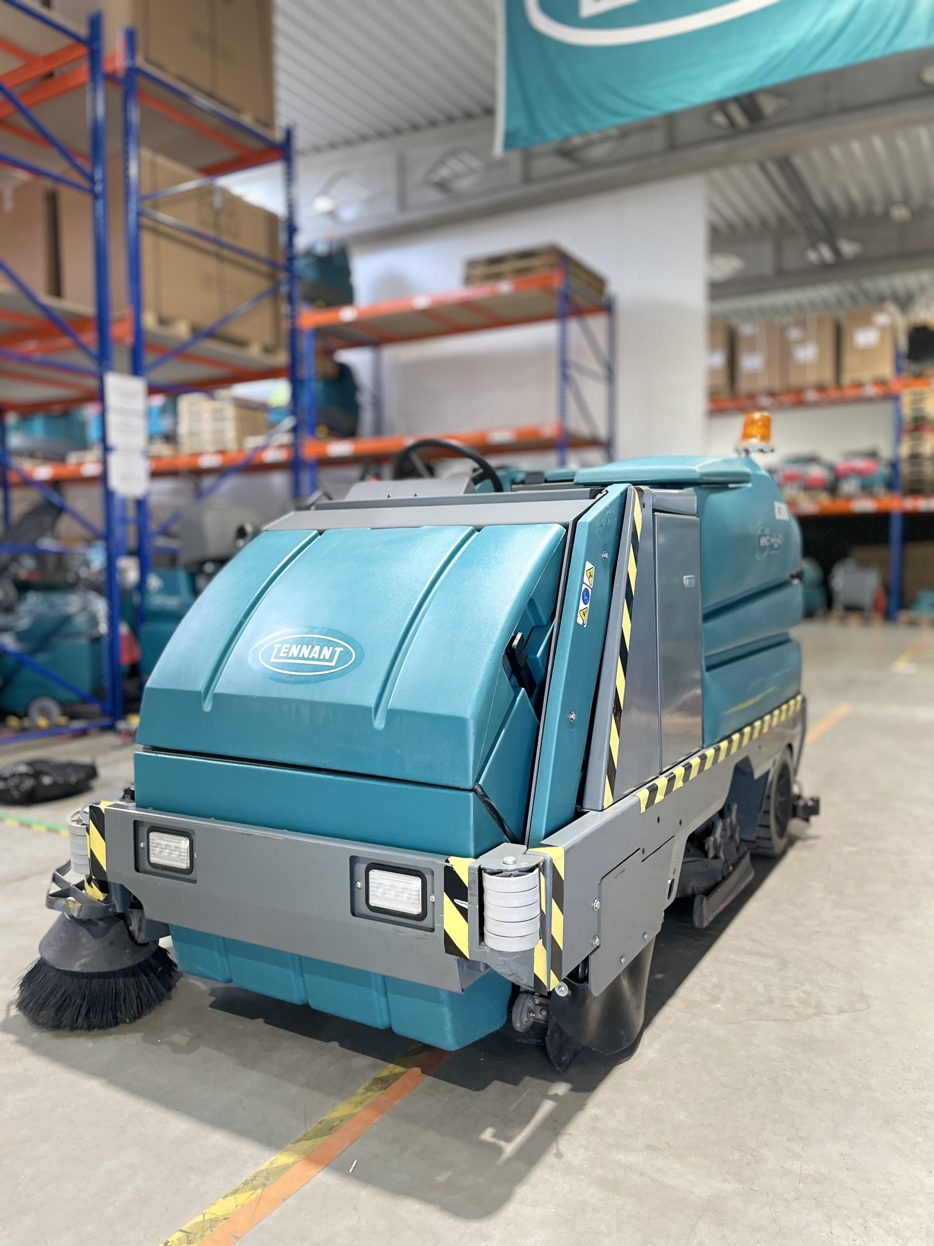 8300 BATTERY RIDER SWEEPER-SCRUBBER - Tenrent polska 8300 BATTERY RIDER SWEEPER-SCRUBBER