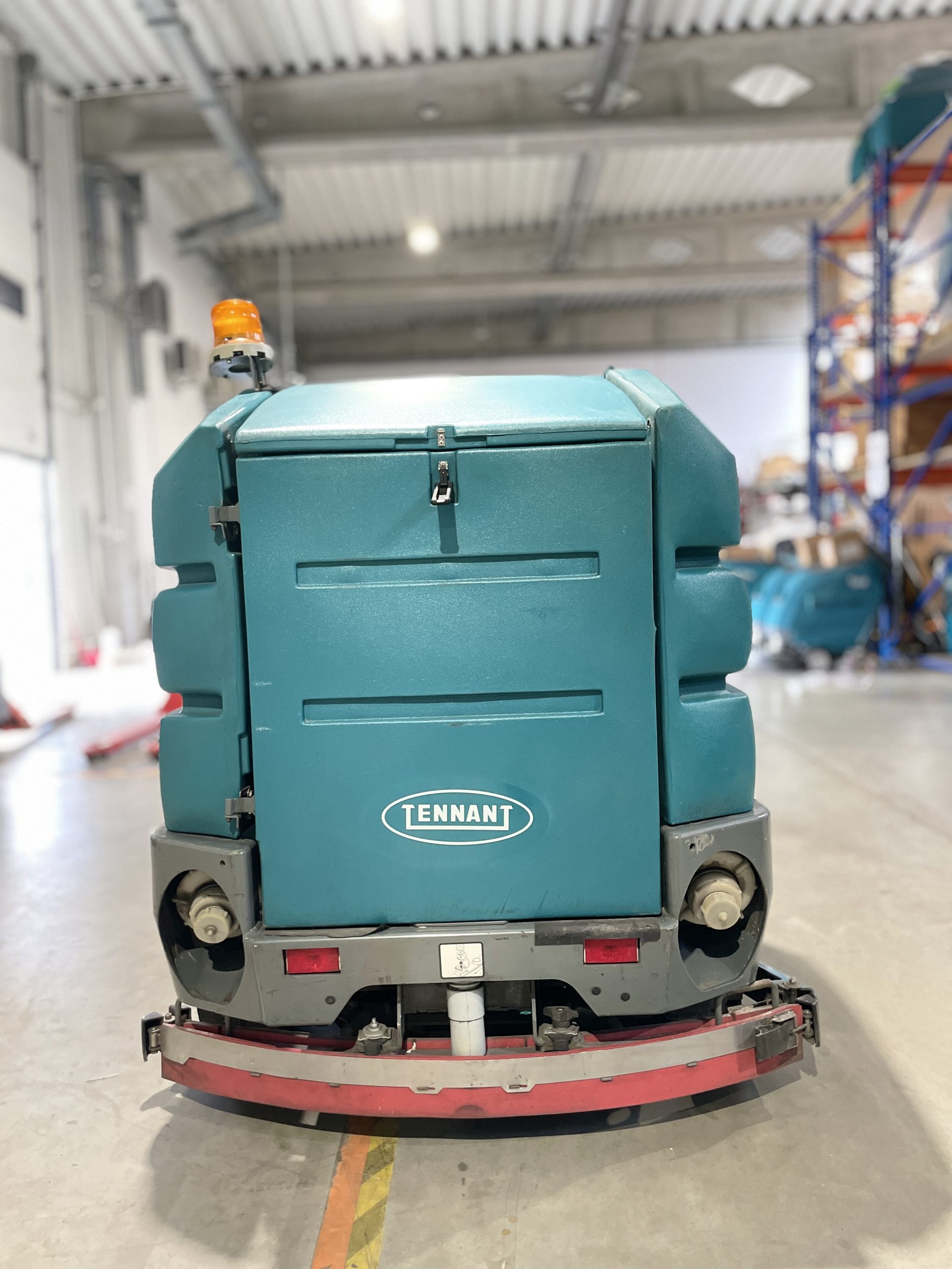 8300 BATTERY RIDER SWEEPER-SCRUBBER - Tenrent polska 8300 BATTERY RIDER SWEEPER-SCRUBBER