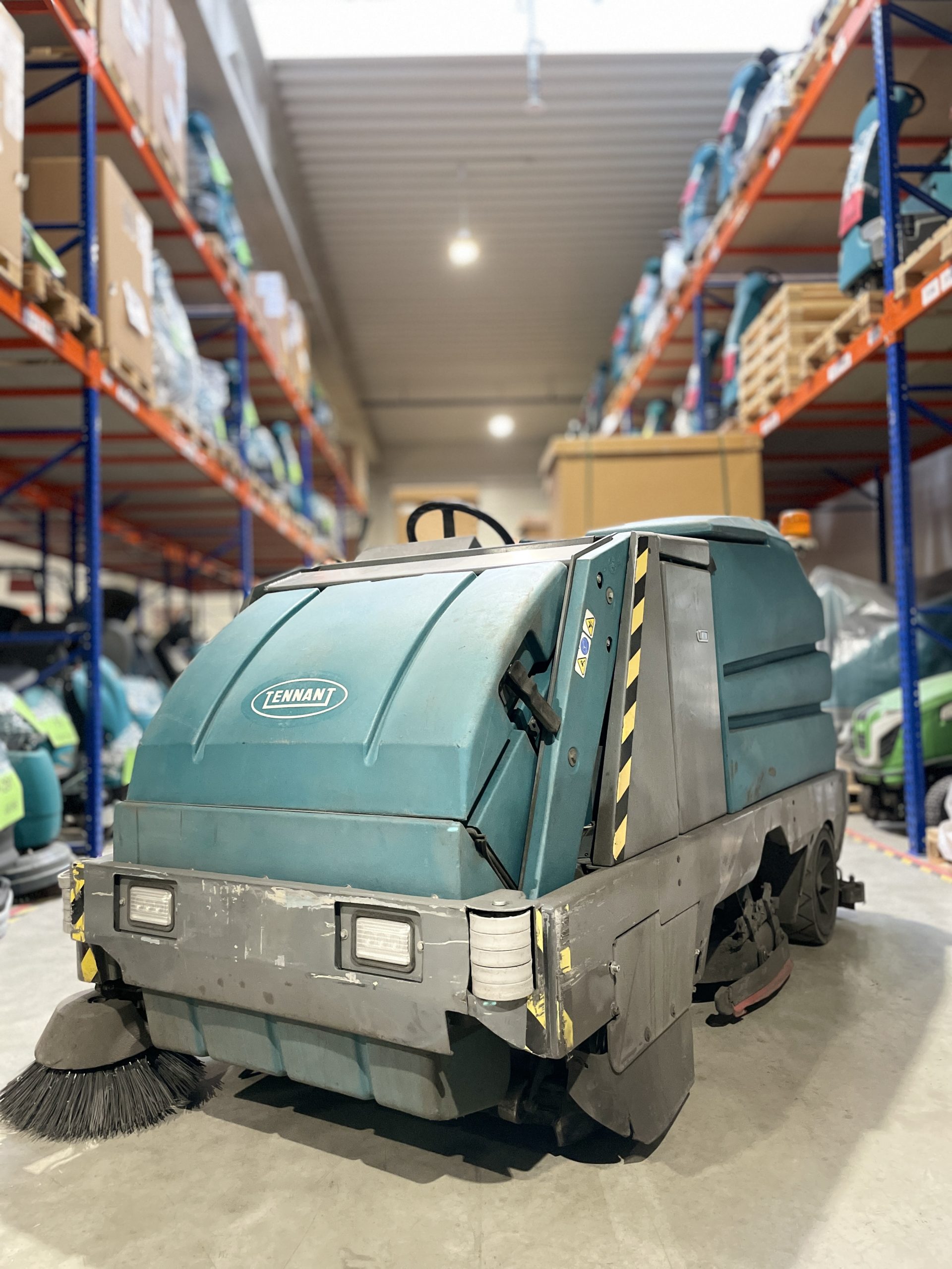 8300 BATTERY RIDER SWEEPER-SCRUBBER - Tenrent polska 8300 BATTERY RIDER SWEEPER-SCRUBBER
