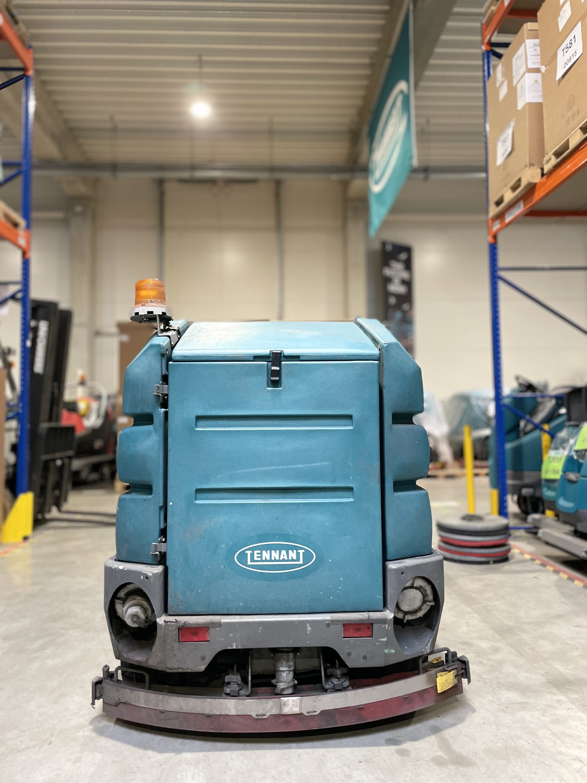 8300 BATTERY RIDER SWEEPER-SCRUBBER - Tenrent polska 8300 BATTERY RIDER SWEEPER-SCRUBBER