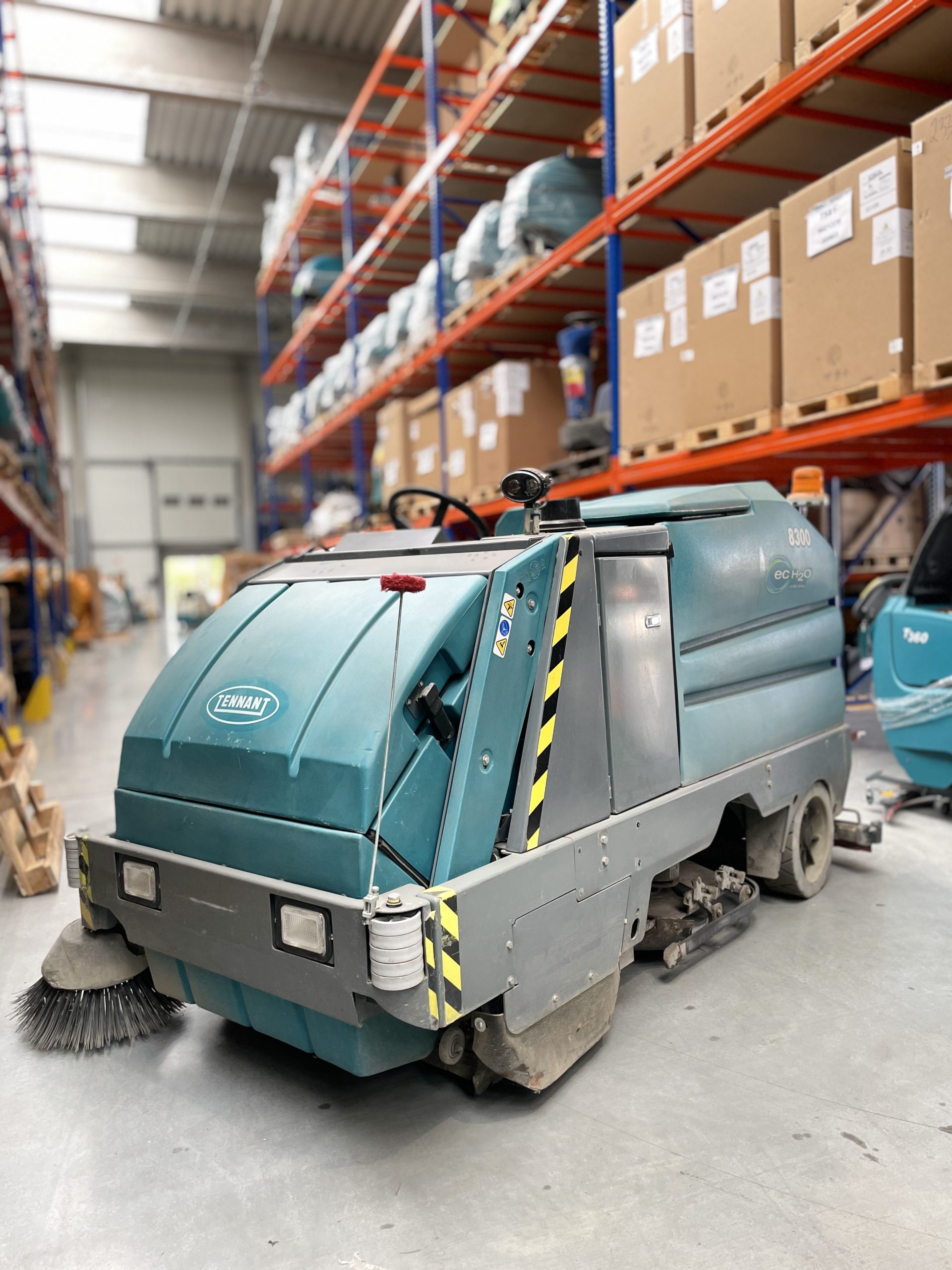 8301 BATTERY RIDER SWEEPER-SCRUBBER - Tenrent polska 8301 BATTERY RIDER SWEEPER-SCRUBBER