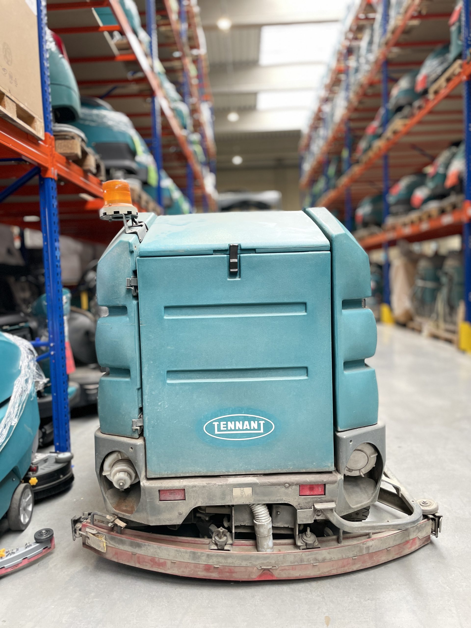 8301 BATTERY RIDER SWEEPER-SCRUBBER - Tenrent polska 8301 BATTERY RIDER SWEEPER-SCRUBBER